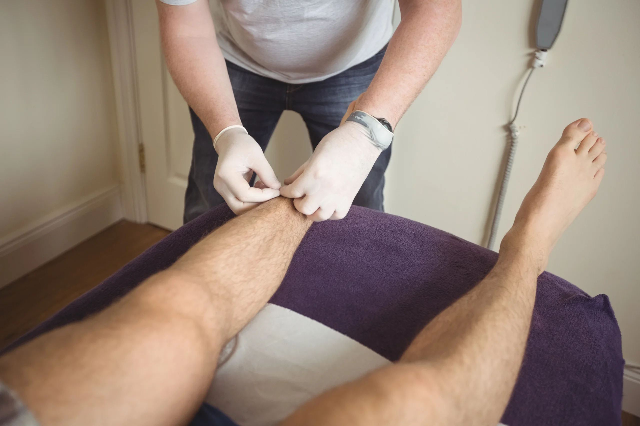 physiotherapist-performing-dry-needling-leg-patient